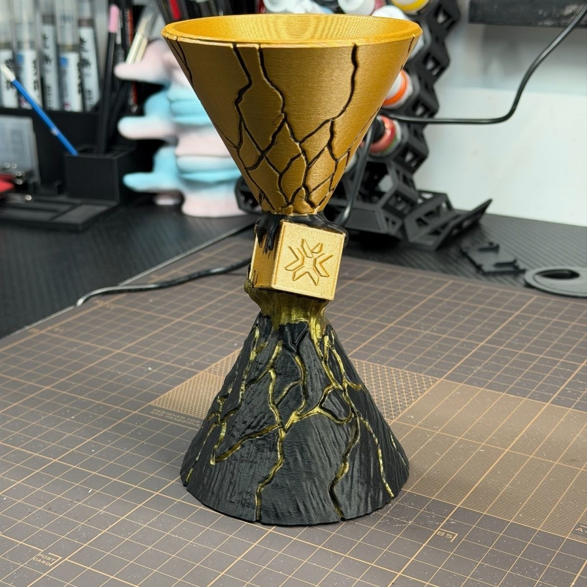Esports Gaming Trophy - 2025年ヴァロラントeスポーツチャンピオンズトーナメントトロフィー3D精巧彫刻コレクタブルミニモデルデスクデコレーションゲームファンへのギフト