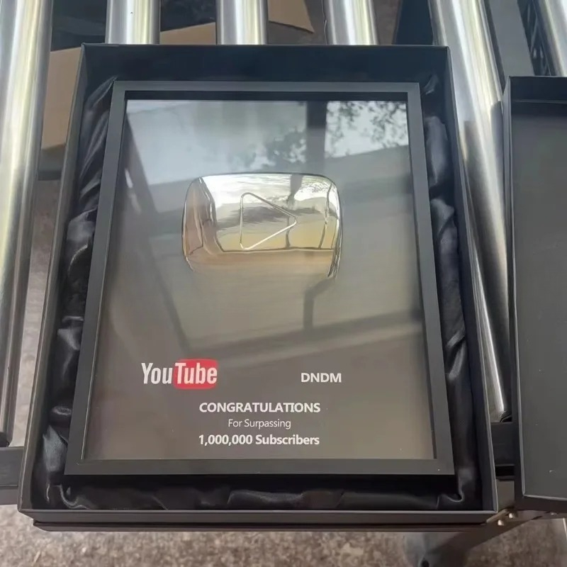 Esports Gaming Trophy - YouTubeとBilibiliのゲームボタンロゴ賞ゴールドカスタムロゴメタルクラフトブランク卸売ボードカスタムメタルプレートメダル